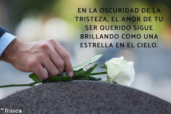 Frases de ánimo por la muerte de un familiar - En la oscuridad de la tristeza, el amor de tu ser querido sigue brillando como una estrella en el cielo.
