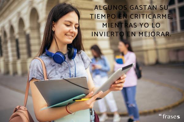 Frases para gente que te critica a las espaldas - Algunos gastan su tiempo en criticarme, mientras yo lo invierto en mejorar.
