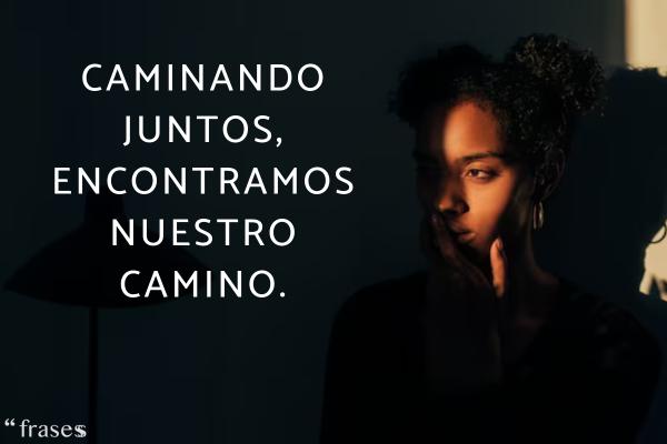 Frases de canciones para fotos - Caminando juntos, encontramos nuestro camino.