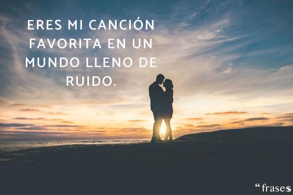 Frases de amor originales - Eres mi canción favorita en un mundo lleno de ruido.