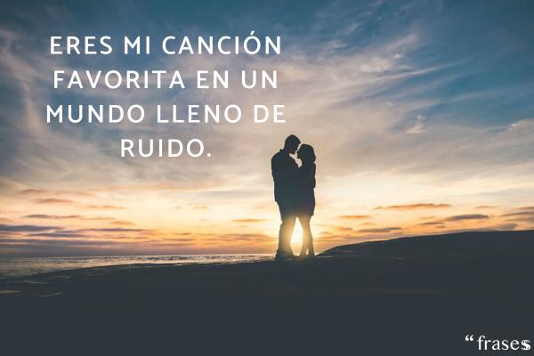 Frases de amor originales - Eres mi canción favorita en un mundo lleno de ruido.
