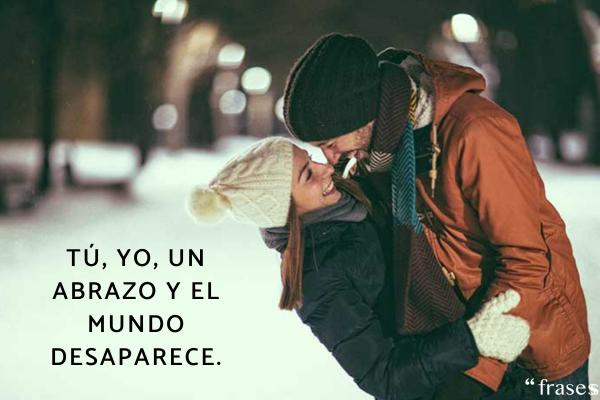 Frases de amor originales - Tú, yo, un abrazo y el mundo desaparece.
