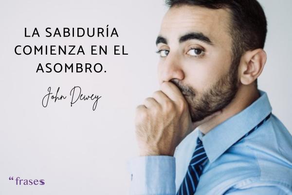 Frases de John Dewey - La sabiduría comienza en el asombro.