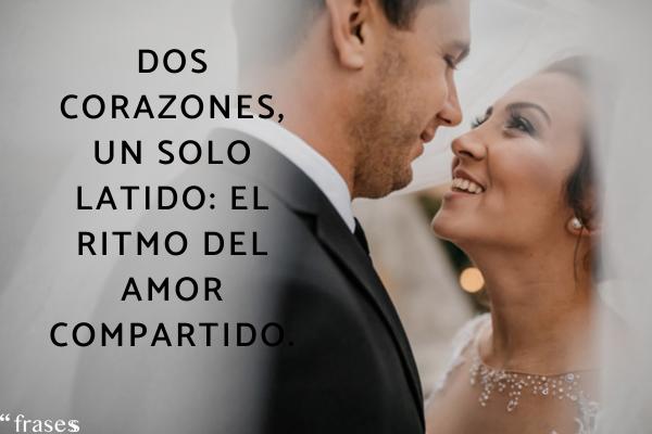 Frases para honrar al matrimonio - Dos corazones, un solo latido: el ritmo del amor compartido.
