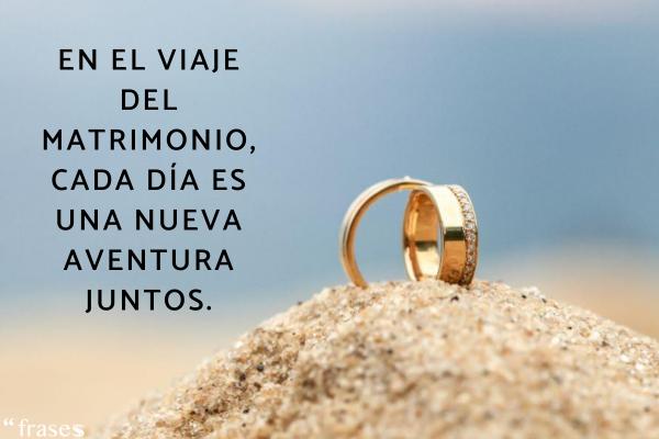 Frases para honrar al matrimonio - En el viaje del matrimonio, cada día es una nueva aventura juntos.
