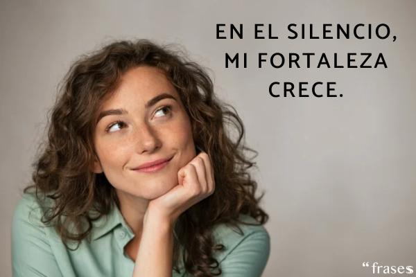 Frases para cuando te dejan sin explicación - En el silencio, mi fortaleza crece.
