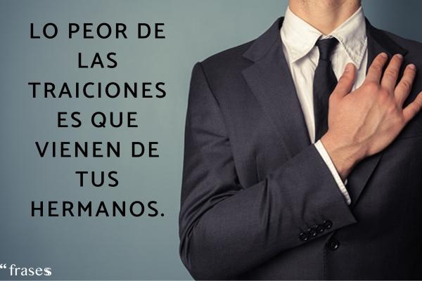 Frases de amigos que traicionan - Lo peor de las traiciones es que vienen de tus hermanos.