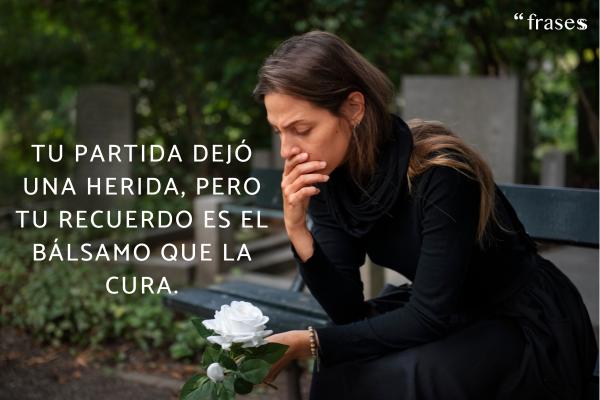 Frases para un hermano mayor - Tu partida dejó una herida, pero tu recuerdo es el bálsamo que la cura.