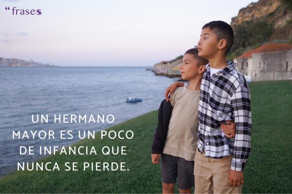Frases para un hermano mayor - Un hermano mayor es un poco de infancia que nunca se pierde.