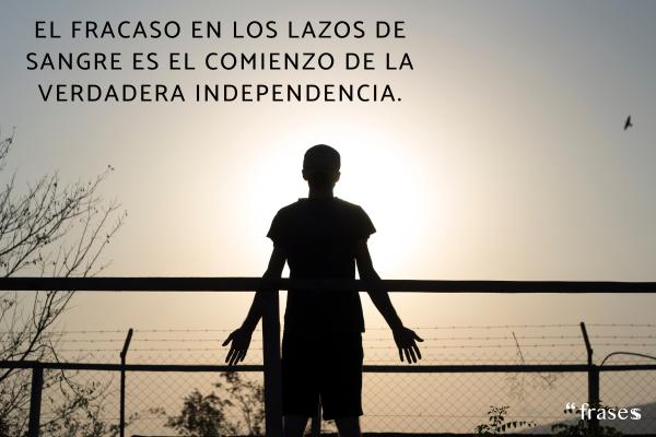 Frases de desengaños familiares - El fracaso en los lazos de sangre es el comienzo de la verdadera independencia.