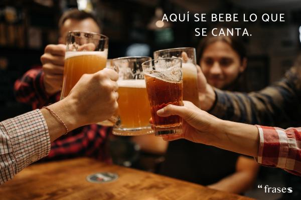 Frases para camisetas de fiestas de pueblo - Aquí se bebe lo que se canta.