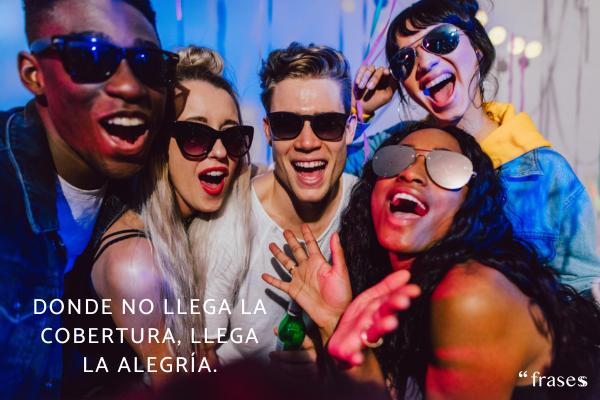 Frases para camisetas de fiestas de pueblo - Donde no llega la cobertura, llega la alegría.