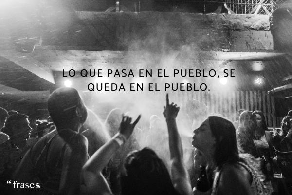 Frases para camisetas de fiestas de pueblo - Lo que pasa en el pueblo, se queda en el pueblo.