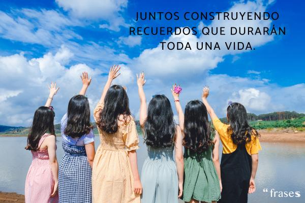 Frases de buenos amigos para dedicar - Juntos construyendo recuerdos que durarán toda una vida.