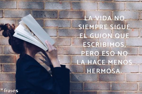 Frases de la vida real - La vida no siempre sigue el guión que escribimos, pero eso no la hace menos hermosa.
