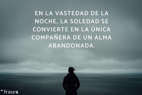 Frases tristes de soledad - En la vastedad de la noche, la soledad se convierte en la única compañera de un alma abandonada.