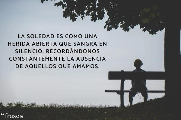 Frases tristes de soledad - La soledad es como una herida abierta que sangra en silencio, recordándonos constantemente la ausencia de aquellos que amamos.