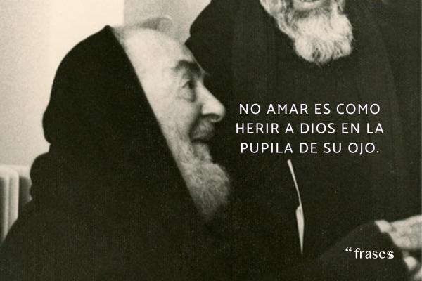 Frases del Padre Pío - No amar es como herir a Dios en la pupila de su ojo.
