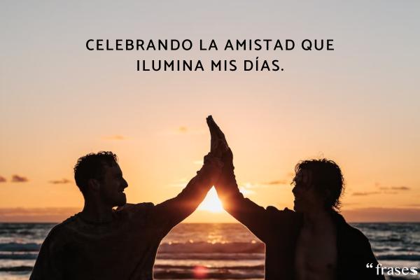 Frases para Instagram con amigos - Celebrando la amistad que ilumina mis días.
