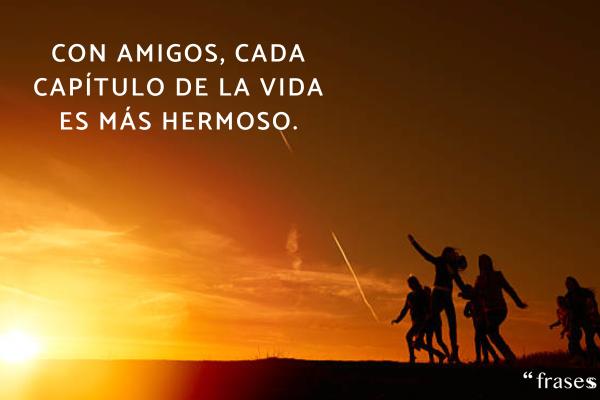 Frases para Instagram con amigos - Con amigos, cada capítulo de la vida es más hermoso.
