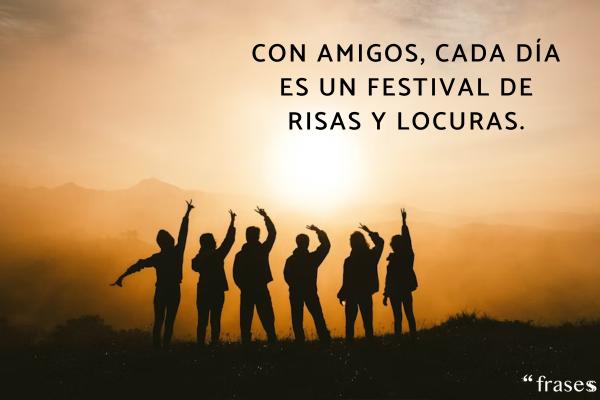 Frases para Instagram con amigos - Con amigos, cada día es un festival de risas y locuras.
