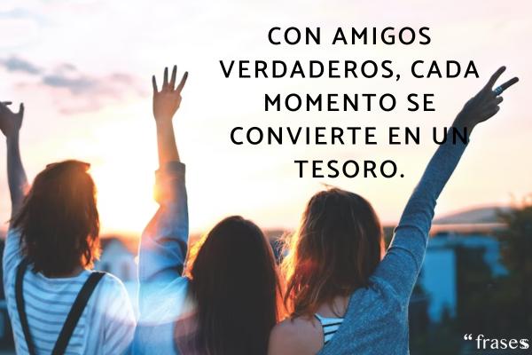 Frases para Instagram con amigos - Con amigos verdaderos, cada momento se convierte en un tesoro.
