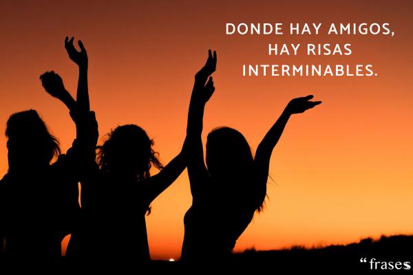 Frases para Instagram con amigos - Donde hay amigos, hay risas interminables.
