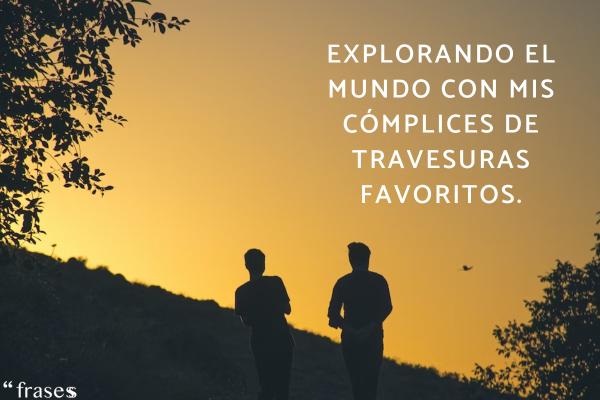 Frases para Instagram con amigos - Explorando el mundo con mis cómplices de travesuras favoritos.
