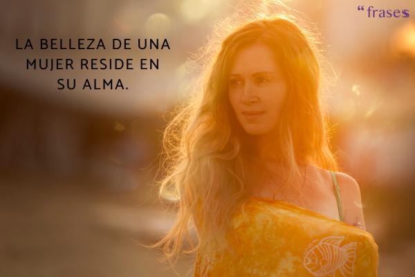 Frases para una mujer especial - La belleza de una mujer reside en su alma.