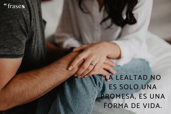 Frases para hombres que miran a otras mujeres - La lealtad no es solo una promesa, es una forma de vida.