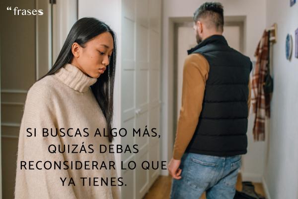 Frases para hombres que miran a otras mujeres - Si buscas algo más, quizás debas reconsiderar lo que ya tienes.