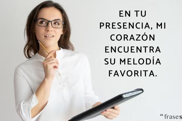 Frases para una mujer bonita - En tu presencia, mi corazón encuentra su melodía favorita.