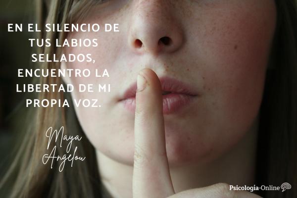 Frases indirectas para olvidar a alguien - En el silencio de tus labios sellados, encuentro la libertad de mi propia voz.