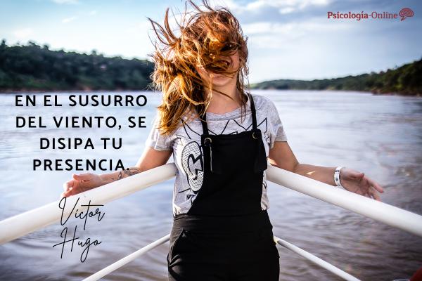Frases indirectas para olvidar a alguien - En el susurro del viento, encuentro el eco de tus palabras de amor.