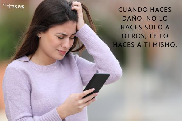 Frases para gente mala que se cree buena - Cuando haces daño, no lo haces solo a otros, te lo haces a ti mismo.