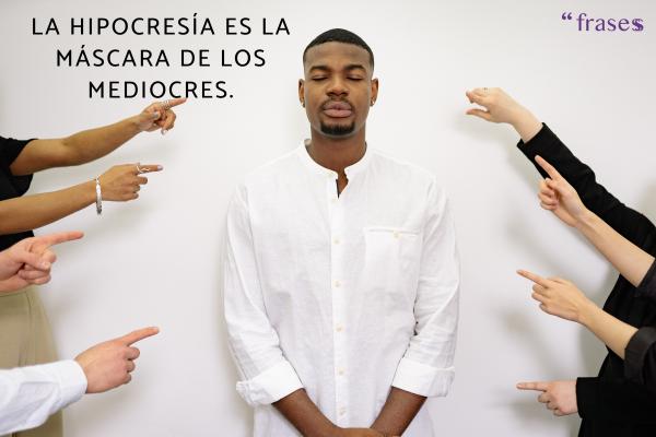 Frases para gente mala que se cree buena - La hipocresía es la máscara de los mediocres.