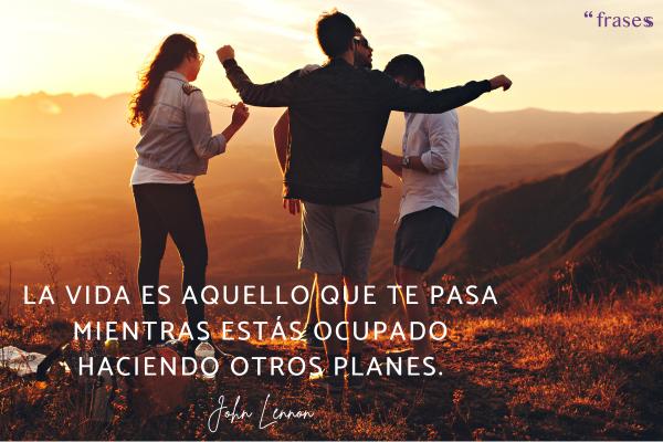 Frases de la vida irónicas - La vida es aquello que te pasa mientras estás ocupado haciendo otros planes.