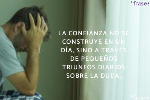 Frases para superar la inseguridad - La confianza no se construye en un día, sino a través de pequeños triunfos diarios sobre la duda.