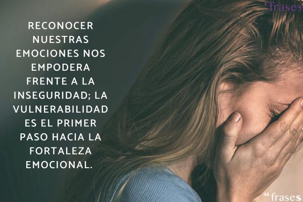 Frases para superar la inseguridad - Reconocer nuestras emociones nos empodera frente a la inseguridad; la vulnerabilidad es el primer paso hacia la fortaleza emocional.