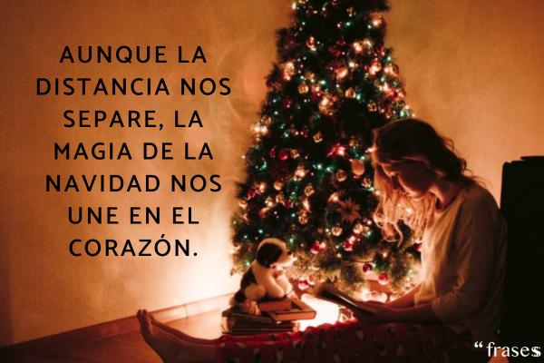 Frases de Navidad para la familia - Aunque la distancia nos separe, la magia de la Navidad nos une en el corazón.
