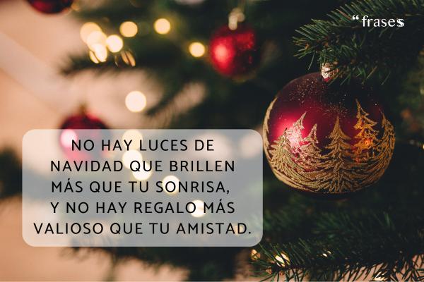 Frases de cariño para una persona especial - No hay luces de Navidad que brillen más que tu sonrisa, y no hay regalo más valioso que tu amistad. 