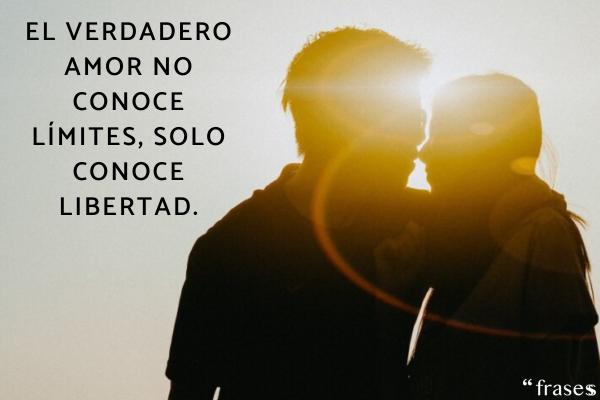 Frases inteligentes de amor - El verdadero amor no conoce límites, solo conoce libertad.
