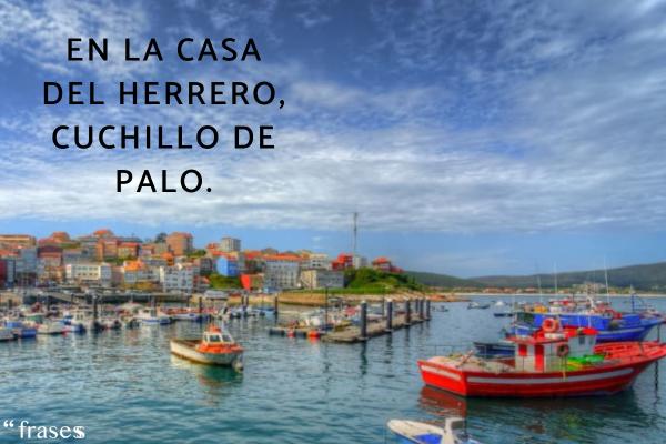 Frases gallegas - En la casa del herrero, cuchillo de palo.