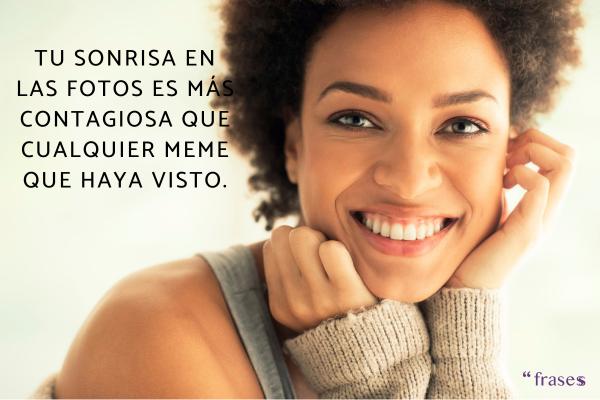 Frases ingeniosas para ligar - Tu sonrisa en las fotos es más contagiosa que cualquier meme que haya visto.