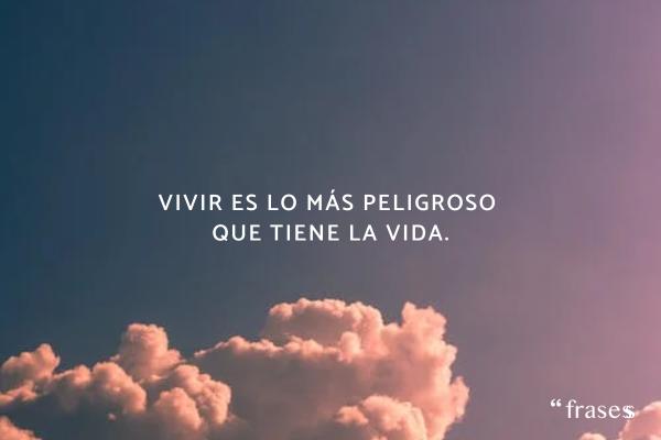 Frases para fotos sozinha - Vivir es lo más peligroso que tiene la vida.