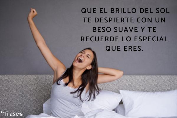 Frases bonitas de buen día - Que el brillo del sol te despierte con un beso suave y te recuerde lo especial que eres.