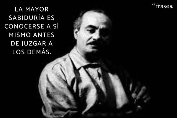 Frases de Khalil Gibran - La mayor sabiduría es conocerse a sí mismo antes de juzgar a los demás.