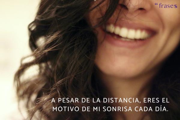 Frases de amor a distancia para WhatsApp - A pesar de la distancia, eres el motivo de mi sonrisa cada día.