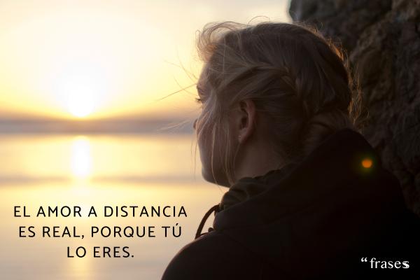 Frases de amor a distancia para WhatsApp - El amor a distancia es real, porque tú lo eres.