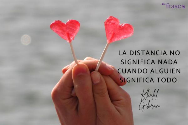 Frases de amor a distancia para WhatsApp - La distancia no significa nada cuando alguien significa todo.